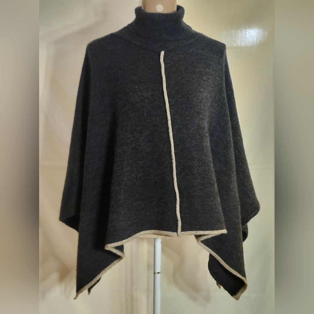 Turtleneck Poncho By Mus & Bombon